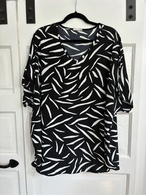 Women’s Black & White V-Neck Printed Top